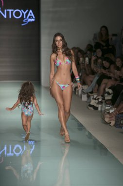 Funkshion yüzmek 2017 yılında Miami Beach üzerinde 23 Temmuz 2017 sırasında pist tasarımcısı Liliana Montoya yaz 2017 defile için bir model yürür