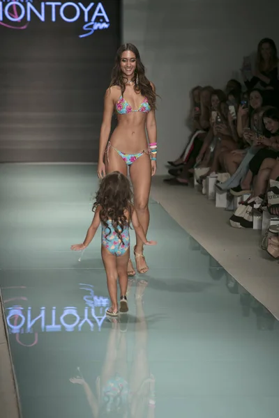 Een Model Loopt Baan Voor Modeshow Van Ontwerper Liliana Montoya — Stockfoto