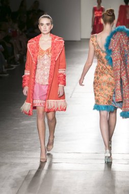 Bir modeli pist Nyfw bahar yaz 2018 sırasında Konseyi, kalkınan Amerikan moda tasarımcıları Frances Jerard Pier 59 Studios New York'ta 10 Eylül 2017 üzerinde featuring Caafd için yürüyor