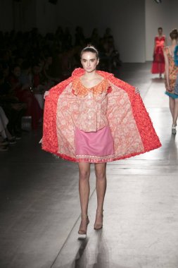 Bir modeli pist Nyfw bahar yaz 2018 sırasında Konseyi, kalkınan Amerikan moda tasarımcıları Frances Jerard Pier 59 Studios New York'ta 10 Eylül 2017 üzerinde featuring Caafd için yürüyor