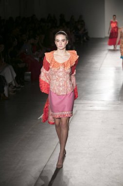 Bir modeli pist Nyfw bahar yaz 2018 sırasında Konseyi, kalkınan Amerikan moda tasarımcıları Frances Jerard Pier 59 Studios New York'ta 10 Eylül 2017 üzerinde featuring Caafd için yürüyor