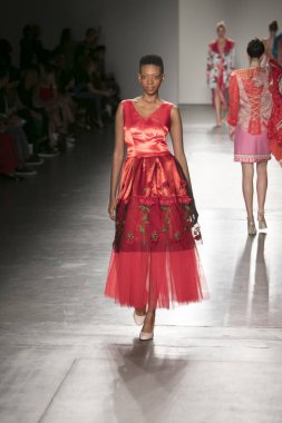 Bir modeli pist Nyfw bahar yaz 2018 sırasında Konseyi, kalkınan Amerikan moda tasarımcıları Frances Jerard Pier 59 Studios New York'ta 10 Eylül 2017 üzerinde featuring Caafd için yürüyor