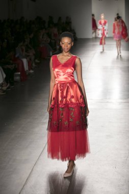 Bir modeli pist Nyfw bahar yaz 2018 sırasında Konseyi, kalkınan Amerikan moda tasarımcıları Frances Jerard Pier 59 Studios New York'ta 10 Eylül 2017 üzerinde featuring Caafd için yürüyor