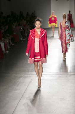 Bir modeli pist Nyfw bahar yaz 2018 sırasında Konseyi, kalkınan Amerikan moda tasarımcıları Frances Jerard Pier 59 Studios New York'ta 10 Eylül 2017 üzerinde featuring Caafd için yürüyor