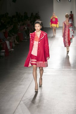 Bir modeli pist Nyfw bahar yaz 2018 sırasında Konseyi, kalkınan Amerikan moda tasarımcıları Frances Jerard Pier 59 Studios New York'ta 10 Eylül 2017 üzerinde featuring Caafd için yürüyor