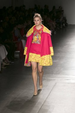 Bir modeli pist Nyfw bahar yaz 2018 sırasında Konseyi, kalkınan Amerikan moda tasarımcıları Frances Jerard Pier 59 Studios New York'ta 10 Eylül 2017 üzerinde featuring Caafd için yürüyor