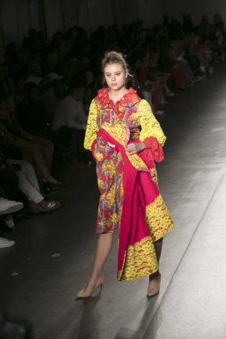 Bir modeli pist Nyfw bahar yaz 2018 sırasında Konseyi, kalkınan Amerikan moda tasarımcıları Frances Jerard Pier 59 Studios New York'ta 10 Eylül 2017 üzerinde featuring Caafd için yürüyor