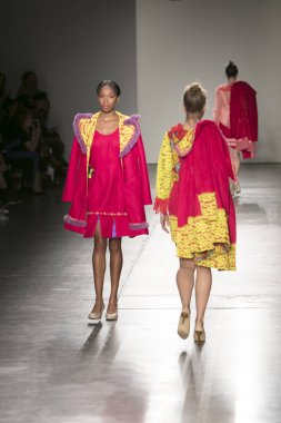 Bir modeli pist Nyfw bahar yaz 2018 sırasında Konseyi, kalkınan Amerikan moda tasarımcıları Frances Jerard Pier 59 Studios New York'ta 10 Eylül 2017 üzerinde featuring Caafd için yürüyor