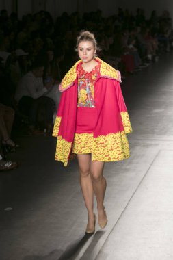 Bir modeli pist Nyfw bahar yaz 2018 sırasında Konseyi, kalkınan Amerikan moda tasarımcıları Frances Jerard Pier 59 Studios New York'ta 10 Eylül 2017 üzerinde featuring Caafd için yürüyor