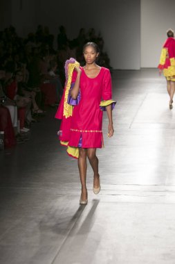 Bir modeli pist Nyfw bahar yaz 2018 sırasında Konseyi, kalkınan Amerikan moda tasarımcıları Frances Jerard Pier 59 Studios New York'ta 10 Eylül 2017 üzerinde featuring Caafd için yürüyor