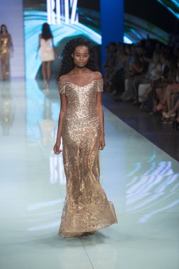 Bir modeli pist Nyfw bahar yaz 2018 sırasında Konseyi, kalkınan Amerikan moda tasarımcıları Frances Jerard Pier 59 Studios New York'ta 10 Eylül 2017 üzerinde featuring Caafd için yürüyor