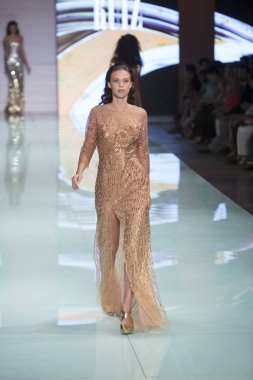 Bir modeli pist Nyfw bahar yaz 2018 sırasında Konseyi, kalkınan Amerikan moda tasarımcıları Frances Jerard Pier 59 Studios New York'ta 10 Eylül 2017 üzerinde featuring Caafd için yürüyor