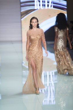 Bir modeli pist Nyfw bahar yaz 2018 sırasında Konseyi, kalkınan Amerikan moda tasarımcıları Frances Jerard Pier 59 Studios New York'ta 10 Eylül 2017 üzerinde featuring Caafd için yürüyor