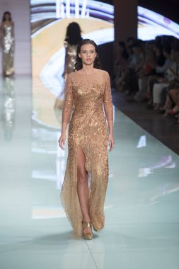 Bir modeli pist Nyfw bahar yaz 2018 sırasında Konseyi, kalkınan Amerikan moda tasarımcıları Frances Jerard Pier 59 Studios New York'ta 10 Eylül 2017 üzerinde featuring Caafd için yürüyor