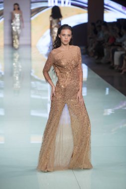 Bir modeli pist Nyfw bahar yaz 2018 sırasında Konseyi, kalkınan Amerikan moda tasarımcıları Frances Jerard Pier 59 Studios New York'ta 10 Eylül 2017 üzerinde featuring Caafd için yürüyor