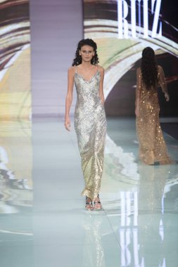 Bir modeli pist Nyfw bahar yaz 2018 sırasında Konseyi, kalkınan Amerikan moda tasarımcıları Frances Jerard Pier 59 Studios New York'ta 10 Eylül 2017 üzerinde featuring Caafd için yürüyor