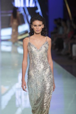 Bir modeli pist Nyfw bahar yaz 2018 sırasında Konseyi, kalkınan Amerikan moda tasarımcıları Frances Jerard Pier 59 Studios New York'ta 10 Eylül 2017 üzerinde featuring Caafd için yürüyor