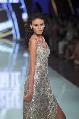 Bir modeli pist Nyfw bahar yaz 2018 sırasında Konseyi, kalkınan Amerikan moda tasarımcıları Frances Jerard Pier 59 Studios New York'ta 10 Eylül 2017 üzerinde featuring Caafd için yürüyor