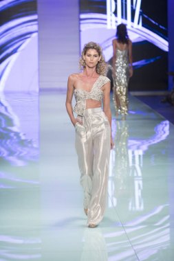 Bir modeli pist Nyfw bahar yaz 2018 sırasında Konseyi, kalkınan Amerikan moda tasarımcıları Frances Jerard Pier 59 Studios New York'ta 10 Eylül 2017 üzerinde featuring Caafd için yürüyor