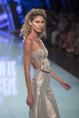 Bir modeli pist Nyfw bahar yaz 2018 sırasında Konseyi, kalkınan Amerikan moda tasarımcıları Frances Jerard Pier 59 Studios New York'ta 10 Eylül 2017 üzerinde featuring Caafd için yürüyor