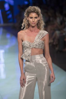 Bir modeli pist Nyfw bahar yaz 2018 sırasında Konseyi, kalkınan Amerikan moda tasarımcıları Frances Jerard Pier 59 Studios New York'ta 10 Eylül 2017 üzerinde featuring Caafd için yürüyor