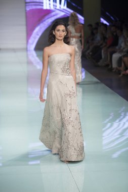 Bir modeli pist Nyfw bahar yaz 2018 sırasında Konseyi, kalkınan Amerikan moda tasarımcıları Frances Jerard Pier 59 Studios New York'ta 10 Eylül 2017 üzerinde featuring Caafd için yürüyor