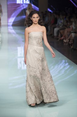Bir modeli pist Nyfw bahar yaz 2018 sırasında Konseyi, kalkınan Amerikan moda tasarımcıları Frances Jerard Pier 59 Studios New York'ta 10 Eylül 2017 üzerinde featuring Caafd için yürüyor