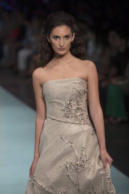 Bir modeli pist Nyfw bahar yaz 2018 sırasında Konseyi, kalkınan Amerikan moda tasarımcıları Frances Jerard Pier 59 Studios New York'ta 10 Eylül 2017 üzerinde featuring Caafd için yürüyor