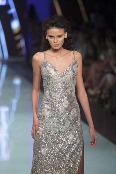Bir modeli pist Nyfw bahar yaz 2018 sırasında Konseyi, kalkınan Amerikan moda tasarımcıları Frances Jerard Pier 59 Studios New York'ta 10 Eylül 2017 üzerinde featuring Caafd için yürüyor