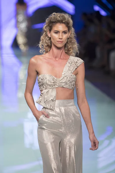 Bir modeli pist Nyfw bahar yaz 2018 sırasında Konseyi, kalkınan Amerikan moda tasarımcıları Frances Jerard Pier 59 Studios New York'ta 10 Eylül 2017 üzerinde featuring Caafd için yürüyor