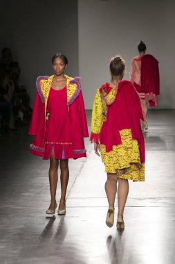 Bir modeli pist Nyfw bahar yaz 2018 sırasında Konseyi, kalkınan Amerikan moda tasarımcıları Frances Jerard Pier 59 Studios New York'ta 10 Eylül 2017 üzerinde featuring Caafd için yürüyor