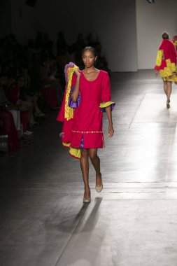 Bir modeli pist Nyfw bahar yaz 2018 sırasında Konseyi, kalkınan Amerikan moda tasarımcıları Frances Jerard Pier 59 Studios New York'ta 10 Eylül 2017 üzerinde featuring Caafd için yürüyor
