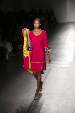 Bir modeli pist Nyfw bahar yaz 2018 sırasında Konseyi, kalkınan Amerikan moda tasarımcıları Frances Jerard Pier 59 Studios New York'ta 10 Eylül 2017 üzerinde featuring Caafd için yürüyor