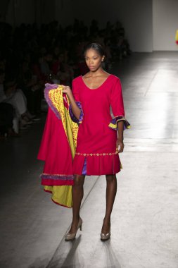 Bir modeli pist Nyfw bahar yaz 2018 sırasında Konseyi, kalkınan Amerikan moda tasarımcıları Frances Jerard Pier 59 Studios New York'ta 10 Eylül 2017 üzerinde featuring Caafd için yürüyor