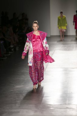 Bir modeli pist Nyfw bahar yaz 2018 sırasında Konseyi, kalkınan Amerikan moda tasarımcıları Frances Jerard Pier 59 Studios New York'ta 10 Eylül 2017 üzerinde featuring Caafd için yürüyor