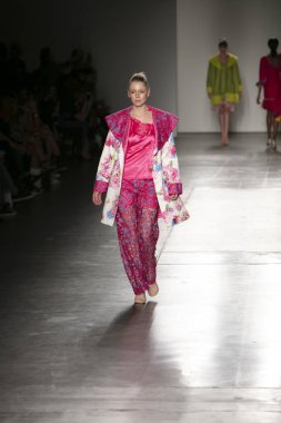 Bir modeli pist Nyfw bahar yaz 2018 sırasında Konseyi, kalkınan Amerikan moda tasarımcıları Frances Jerard Pier 59 Studios New York'ta 10 Eylül 2017 üzerinde featuring Caafd için yürüyor