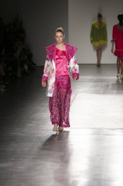 Bir modeli pist Nyfw bahar yaz 2018 sırasında Konseyi, kalkınan Amerikan moda tasarımcıları Frances Jerard Pier 59 Studios New York'ta 10 Eylül 2017 üzerinde featuring Caafd için yürüyor