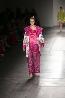 Bir modeli pist Nyfw bahar yaz 2018 sırasında Konseyi, kalkınan Amerikan moda tasarımcıları Frances Jerard Pier 59 Studios New York'ta 10 Eylül 2017 üzerinde featuring Caafd için yürüyor