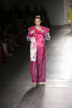 Bir modeli pist Nyfw bahar yaz 2018 sırasında Konseyi, kalkınan Amerikan moda tasarımcıları Frances Jerard Pier 59 Studios New York'ta 10 Eylül 2017 üzerinde featuring Caafd için yürüyor