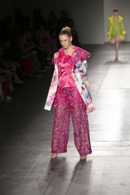 Bir modeli pist Nyfw bahar yaz 2018 sırasında Konseyi, kalkınan Amerikan moda tasarımcıları Frances Jerard Pier 59 Studios New York'ta 10 Eylül 2017 üzerinde featuring Caafd için yürüyor