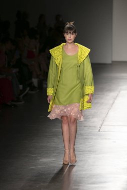 Bir modeli pist Nyfw bahar yaz 2018 sırasında Konseyi, kalkınan Amerikan moda tasarımcıları Frances Jerard Pier 59 Studios New York'ta 10 Eylül 2017 üzerinde featuring Caafd için yürüyor