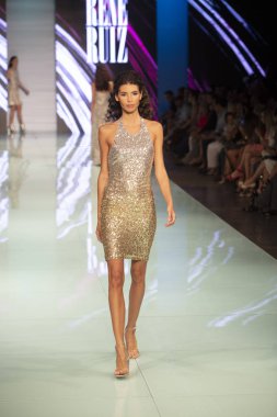 Manken Rene Ruiz moda Show Resort 2018 koleksiyonda Miami moda hafta 2017 Miami'de Buz Sarayı'nda 3 Haziran 2017 üzerinde sırasında pist yürür