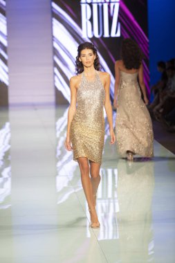 Manken Rene Ruiz moda Show Resort 2018 koleksiyonda Miami moda hafta 2017 Miami'de Buz Sarayı'nda 3 Haziran 2017 üzerinde sırasında pist yürür