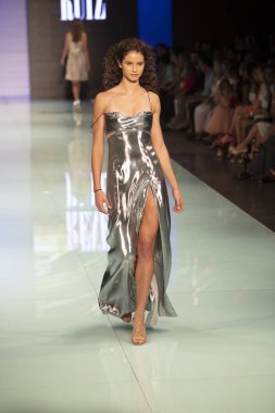 Manken Rene Ruiz moda Show Resort 2018 koleksiyonda Miami moda hafta 2017 Miami'de Buz Sarayı'nda 3 Haziran 2017 üzerinde sırasında pist yürür