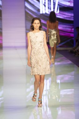 Manken Rene Ruiz moda Show Resort 2018 koleksiyonda Miami moda hafta 2017 Miami'de Buz Sarayı'nda 3 Haziran 2017 üzerinde sırasında pist yürür