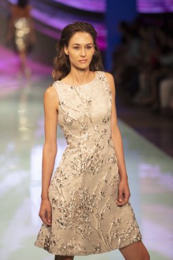 Manken Rene Ruiz moda Show Resort 2018 koleksiyonda Miami moda hafta 2017 Miami'de Buz Sarayı'nda 3 Haziran 2017 üzerinde sırasında pist yürür