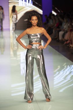 Manken Rene Ruiz moda Show Resort 2018 koleksiyonda Miami moda hafta 2017 Miami'de Buz Sarayı'nda 3 Haziran 2017 üzerinde sırasında pist yürür