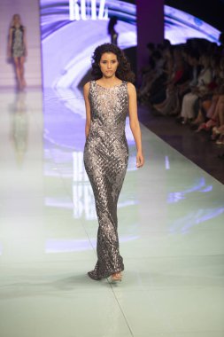 Manken Rene Ruiz moda Show Resort 2018 koleksiyonda Miami moda hafta 2017 Miami'de Buz Sarayı'nda 3 Haziran 2017 üzerinde sırasında pist yürür