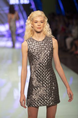 Manken Rene Ruiz moda Show Resort 2018 koleksiyonda Miami moda hafta 2017 Miami'de Buz Sarayı'nda 3 Haziran 2017 üzerinde sırasında pist yürür