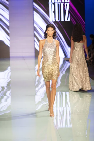 Manken Rene Ruiz moda Show Resort 2018 koleksiyonda Miami moda hafta 2017 Miami'de Buz Sarayı'nda 3 Haziran 2017 üzerinde sırasında pist yürür